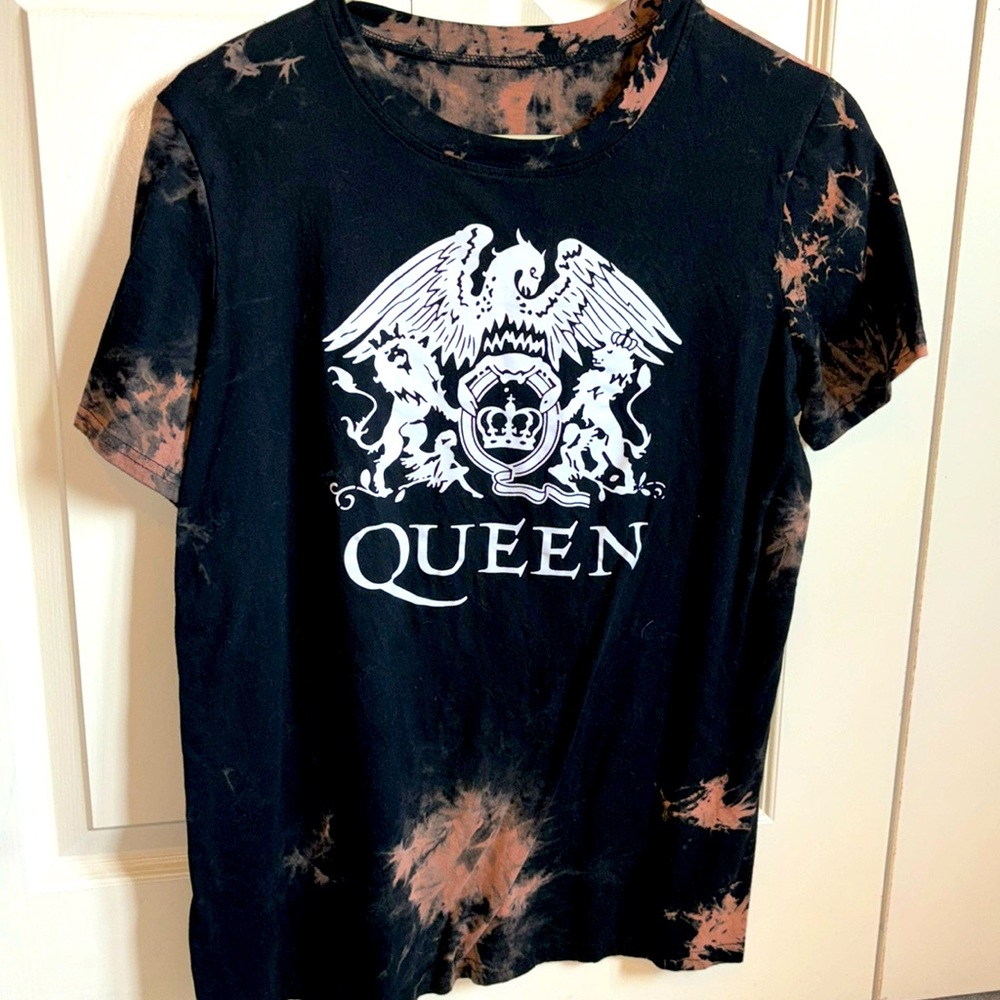 Excellent condition Queen black tie dye/bleached tshirt size XL